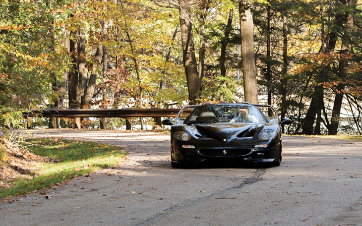 Ferrari F50 luciendo de frente 