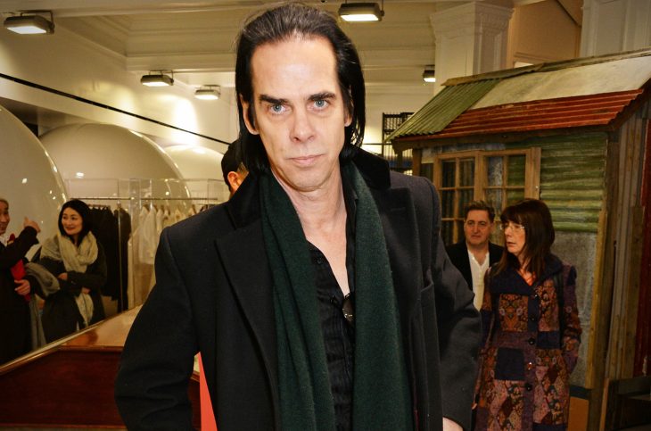 Nick Cave con saco y bufanda