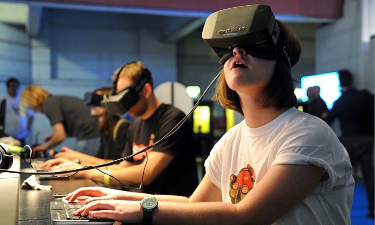 Realidad virtual, joven mujer jugando