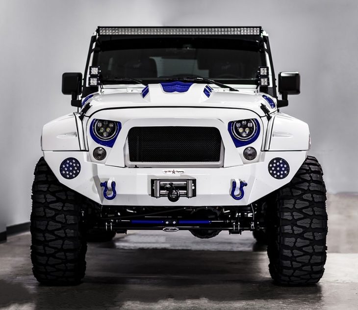 Jeep Wrangler versión stormtrooper de frente azul