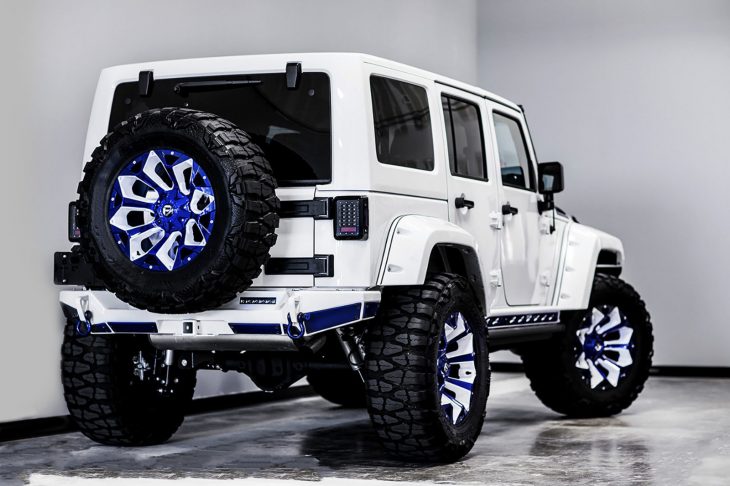 Jeep Wrangler versión stormtrooper vista trasera