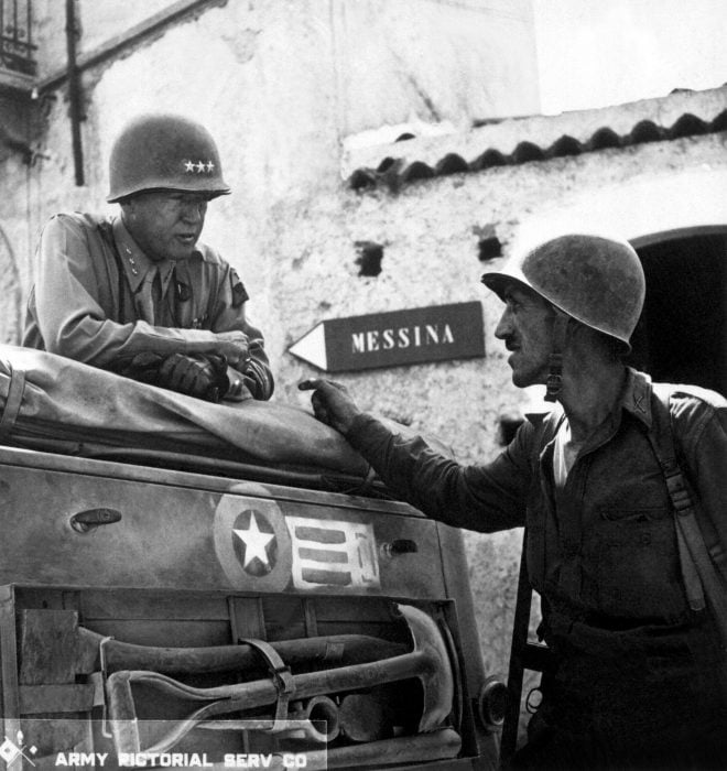 patton platicando con soldado