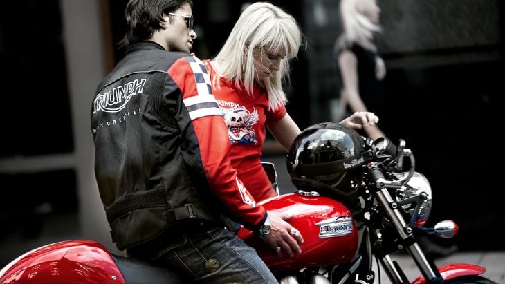 motociclista y mujer