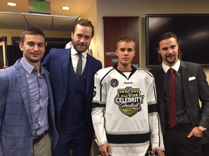 Justin Bieber con jugadores de la NHL