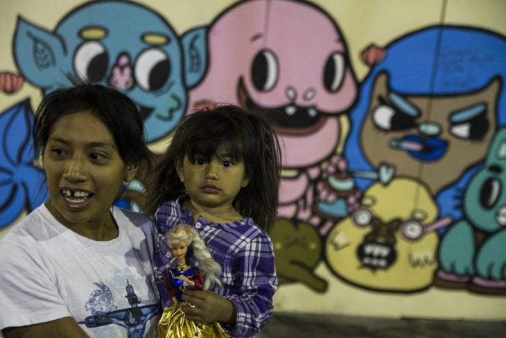 mma y niña con muñeca