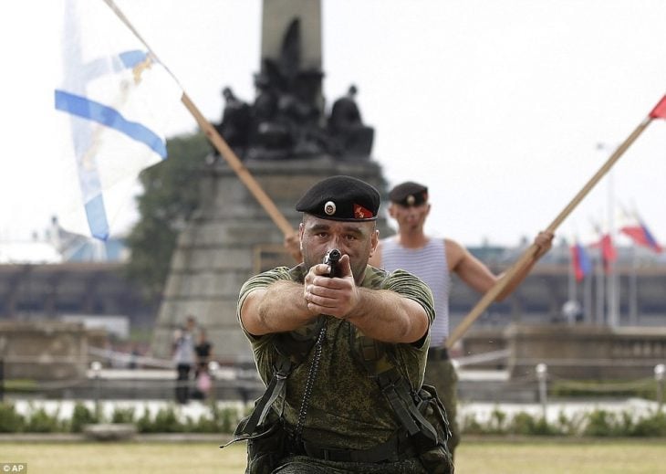 soldado apuntando