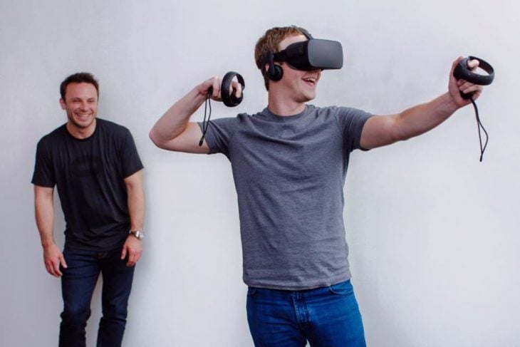 Mark Zuckerberg usando realidad virtual