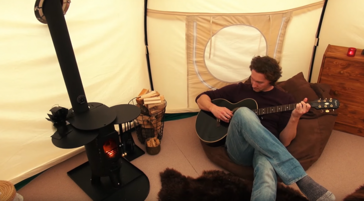 Bryce Langston con guitarra en su tienda