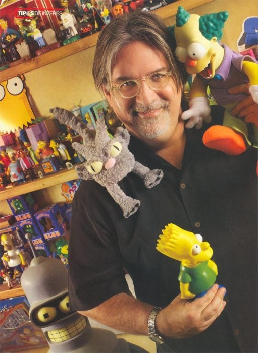 Matt Groening con figuras de los simpson