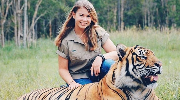 Chica con un tigre