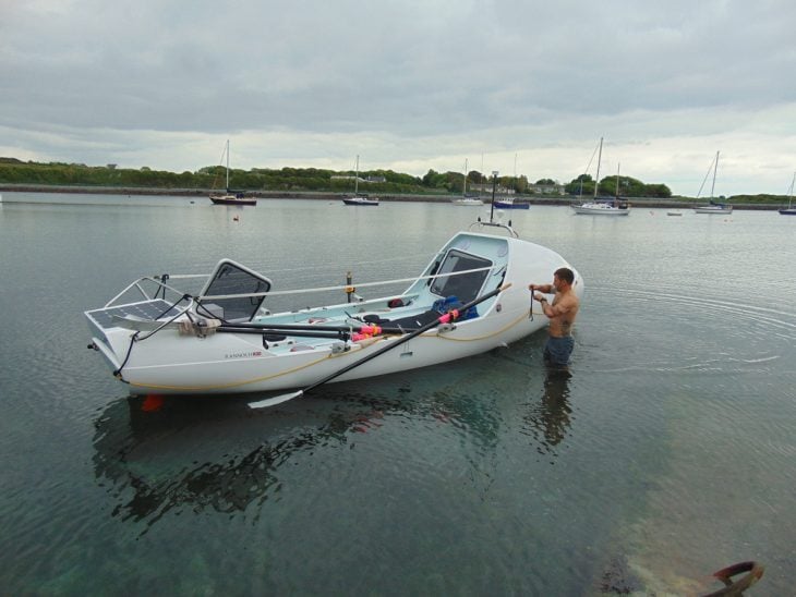 Hombre arregla su bote