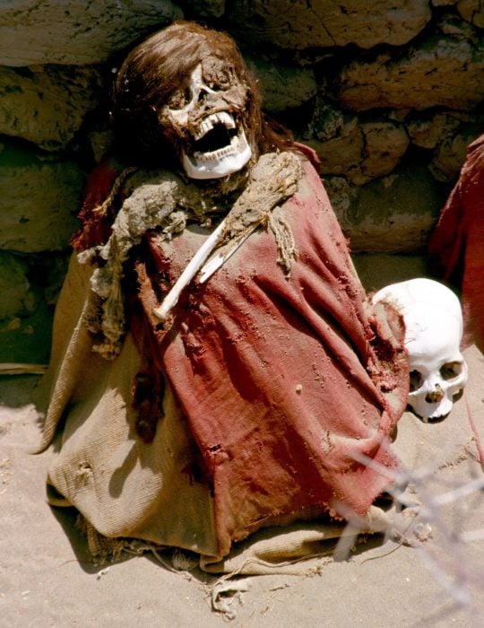 Momia en cementerio de Perú