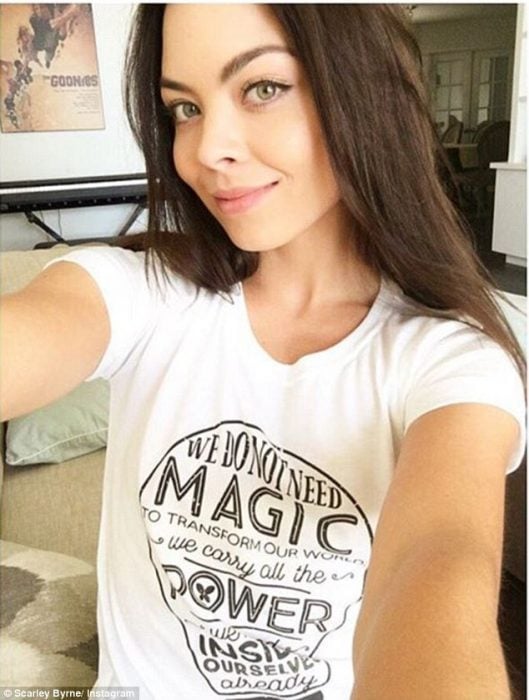 SCARLETT BYRNE blusa blanca 