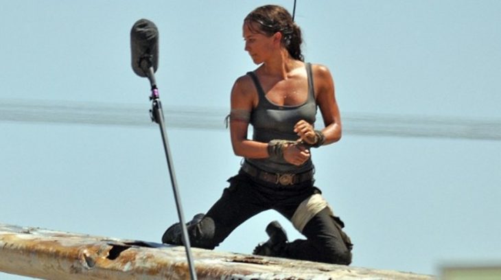 Alicia en papel de Lara Croft
