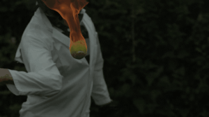 Pelota de tenis en fuego slow motion