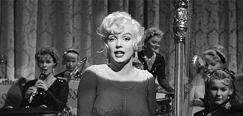 Marilyn Monroe movimiento hombros 
