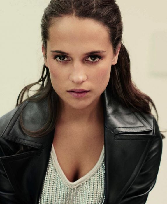 Alicia Vikander frente