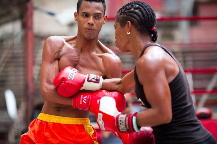 Hombre y mujer boxeando 