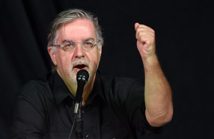 Matt Groening puño arriba