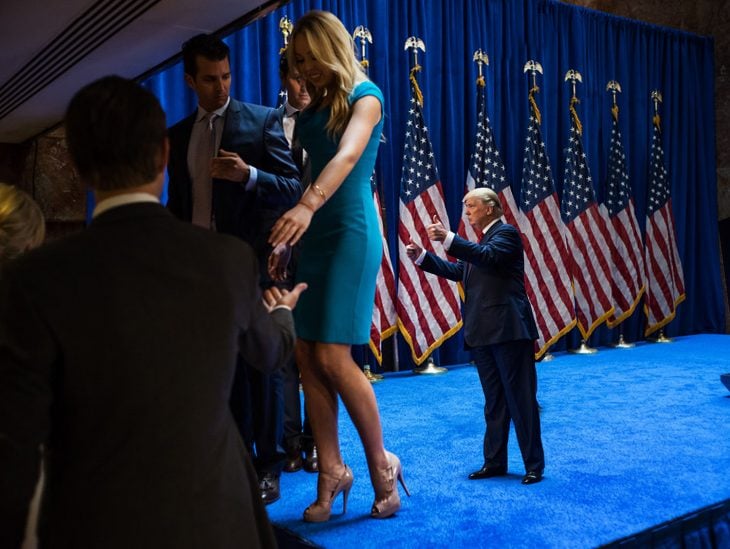 Tiny Trumps Melania camina