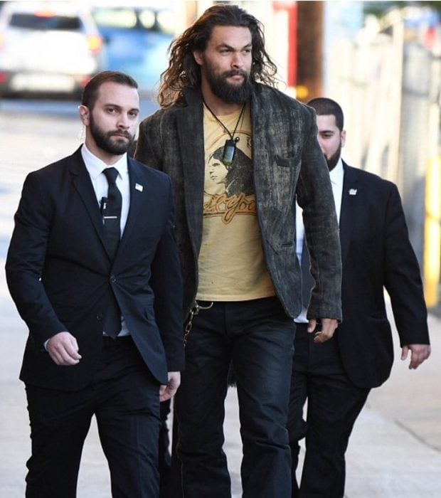 momoa y guardias pequeños