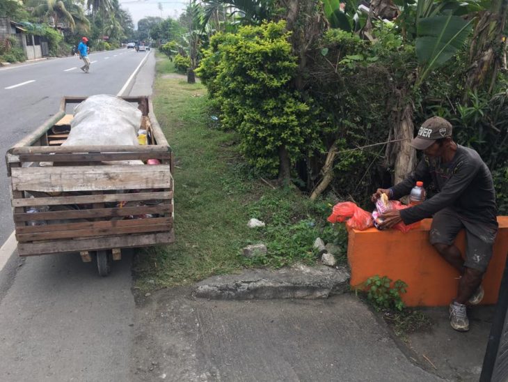 motociclista ayuda