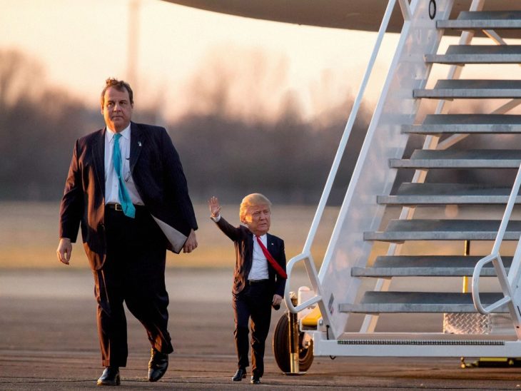 Tiny Trumps saludando abajo del avión 