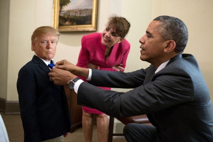 Tiny Trumps Obama arregla corbata