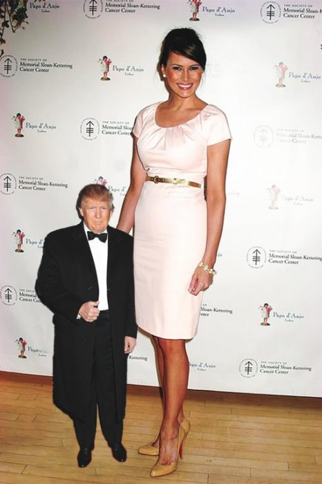 Tiny Trumps al lado de Melania