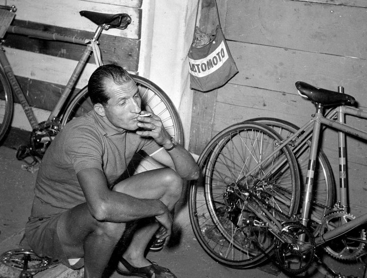 bartali fumando