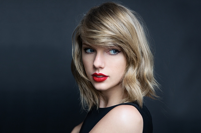 Taylor Swift con labios rojos