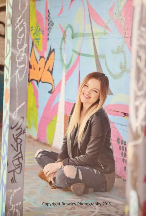 Chica fotografía pene grafiti