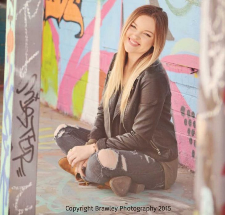 Chica fotografía grafiti