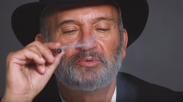 Rabí, sacerdote y ateo fuman marihuana