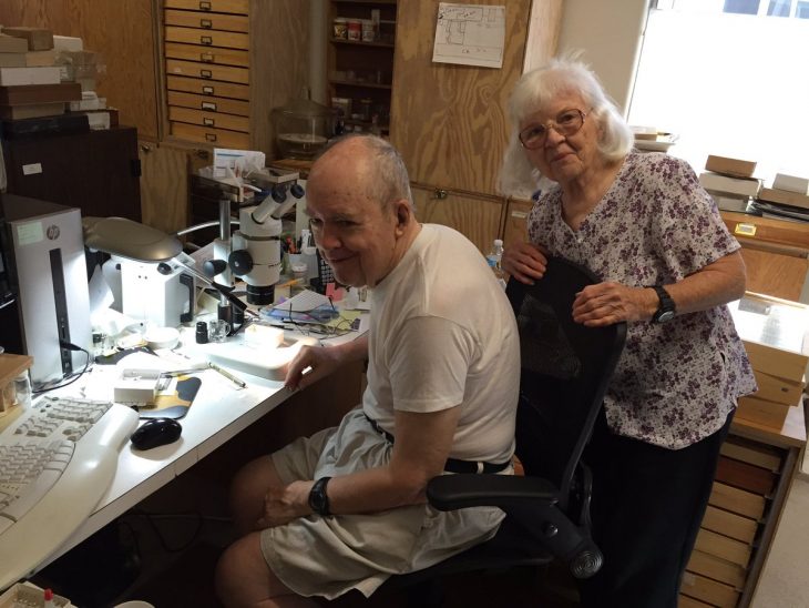 Charlie y Lois O'Brien en su casa