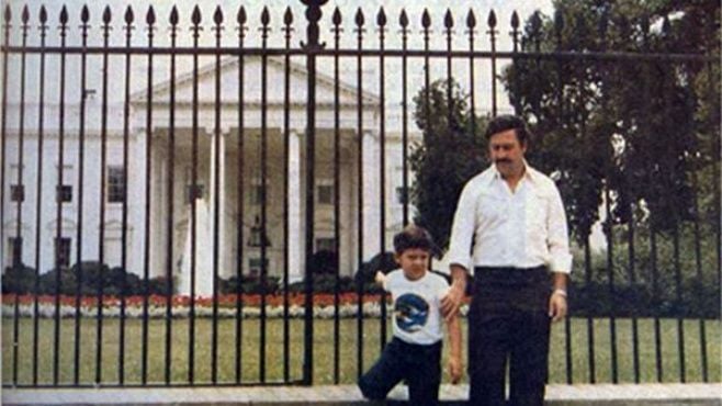 Pablo Escobar con su hijo