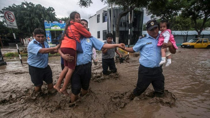 policias ayudan inundacion