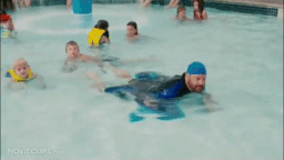 hombre orinando en piscina