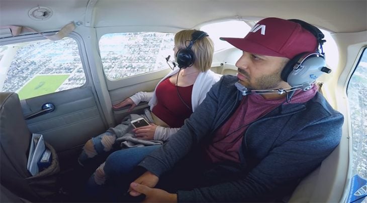 Pareja en un avión