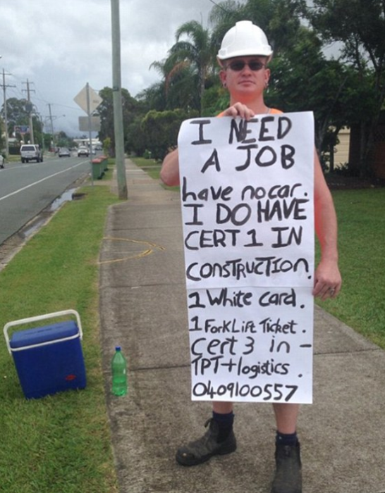 Hombre pidiendo trabajo