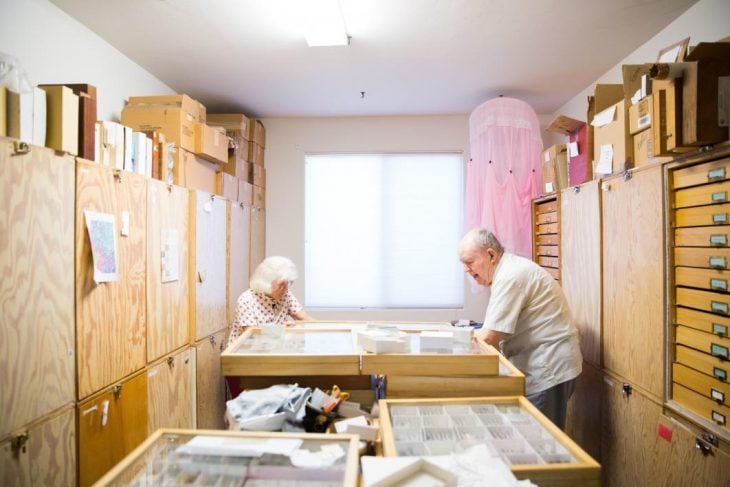 Pareja de ancianos trabajando