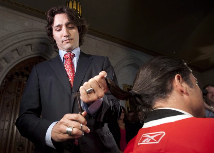 trudeau cortando cola