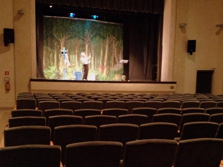 Actor en teatro vacío