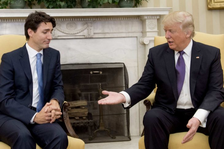 trump y Trudeau apretón de manos