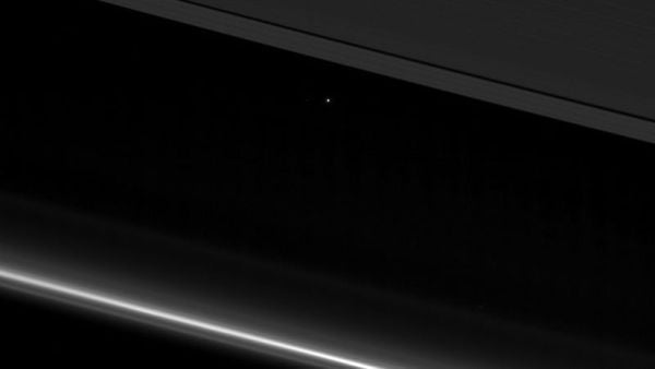 planeta tierra visto desde saturno NASA 1