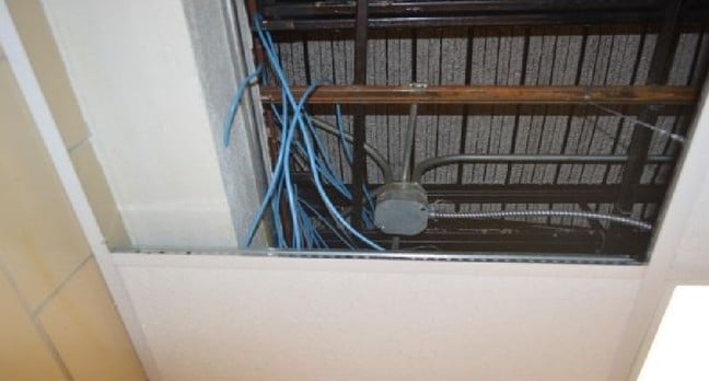 computadora prisión escondida en el techo