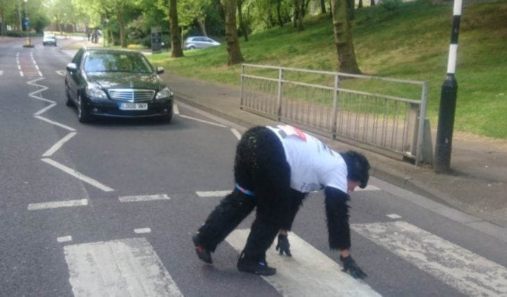 mr. Gorilla arrastrandose Maraton Londres