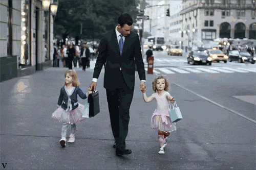 gif padre e hijas caminando ballet