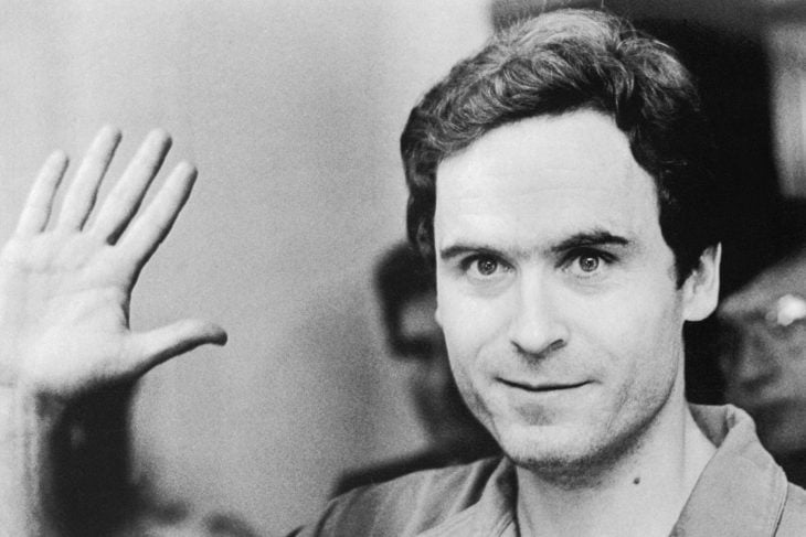 Ted Bundy Waving asesino serial estados unidos