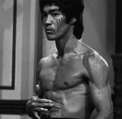 Bruce Lee lame su sangre